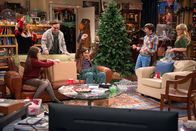 The Big Bang Theory – Bernadette (Melissa Rauch, r.), Howard (Simon Helberg, 2.v.r.), Amy (Mayim Bialik, 2.v.l.), Leonard (Johnny Galecki, 3.v.l.), Penny (Kaley Cuoco, l.) und Raj (Kunal Nayyar, 3.v.r.) überlegen, wie es wohl wäre, wenn sie Sheldon nie kennengelernt hätten ...
