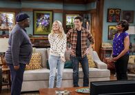The Neighborhood – (v.l.n.r.) Calvin Butler (Cedric the Entertainer); Gemma Johnson (Beth Behrs); Dave Johnson (Max Greenfield); Tina Butler (Tichina Arnold)