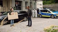Watzmann ermittelt – Jerry (Peter Marton, r. mit Komparsen, h.) trifft Lara Wölk (Nina Steils. l.) auf dem Hof. Er hat noch Fragen.