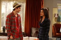 Two and a Half Men – Waldens Freundin Zoey (Sophie Winkleman, r.) will nicht, dass ihre kleine Tochter Ava ihn kennenlernt. Sie ist der Meinung, dass ihre Beziehung noch nicht genug gefestigt ist. Zu allem Überfluss bemerkt Walden (Ashton Kutcher, l.) auch, dass Zoey der Sex mit ihm keinen Spaß zu machen scheint ...