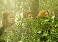 Under the Dome – Bilden einen Widerstand gegen Christine: Norrie (Mackenzie Lintz, l.), Joe (Colin Ford, M.) und Julia (Rachelle LeFevre, r.) ...