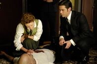 Murdoch Mysteries – Dr. Ogden (Hélène Joy) untersucht die Leiche von Amos, während Detective Murdoch (Yannick Bisson) zusieht.