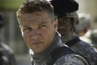 Tödliches Kommando - The Hurt Locker – Als der Vorgesetzte von Sergeant JT Sanborn und Specialist Owen Eldridge im Einsatz stirbt, bekommt das Kommando einen neuen Anführer: Staff Sergeant William James (Jeremy Renner).