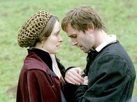 Luther – In den Zeiten seiner schwersten Selbstzweifel steht Katharina von Bora (Claire Cox) Luther (Joseph Fiennes) zur Seite.