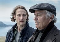Unterm Eis – Thore (Henry Hübchen, rechts) macht seinem Sohn Isak (David Rott) schwere Vorwürfe, weil dieser einst seinen Heimatort verließ.