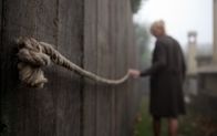 Julia's Eyes – Die blinde Sara hatte in ihrem Garten Seile benutzt, um den Weg zu finden.