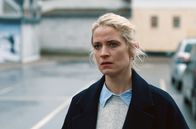 Fatal Crossing - Der Fall Lisbeth und Lulu – Nora (Marie Sandø Jondal) erhält eine beunruhigende Nachricht von Andreas.