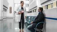 Der Bergdoktor – Auch ein Gespräch mit Martin Gruber (Hans Sigl) kann die Wogen nicht glätten. Dr. Fendrich (Rebecca Immanuel) ist schwer enttäuscht von ihrem Alexander.