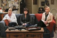 Mom – Als sich Marjorie eine Auszeit gönnt, weiß der Rest der Truppe (v.l.n.r.: Anna Faris, Beth Hall, Jaime Pressly) plötzlich nicht mehr, bei wem sie ihr Herz ausschütten sollen ...