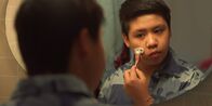 neoriginal: Doppelhaushälfte – Rocco (Hoang Minh Ha) will sich mit allerlei Tricks endlich einen richtigen Bart wachsen lassen.