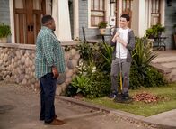 The Neighborhood – Calvin Butler (Cedric the Entertainer, l.); Dave Johnson (Max Greenfield, r.)
