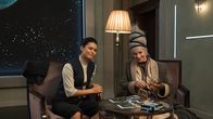 Stardust Hotel – Zu beobachten, was im Stardust und unter seinen Gästen so vorgeht, gehört für Eks (Tomomi Themann) und Vero Sue (Sabine Vitua) zu den besonderen Vergnügungen.