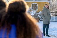 Sturm der Liebe – Philipps (Robin Schick, hinten) Verzweiflung wird angefacht, als er einen nahen Moment zwischen Ana (Soluna-Delta Kokol, vorne) und Vincent sieht.