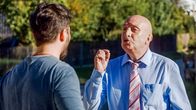 Servus Schwiegermutter – ARD Degeto SERVUS, SCHWIEGERMUTTER! Uhr im ERSTEN, online first ab Mittwoch (27.10.21) in der ARD MEDIATHEK Mesut (Orhan Güner, re.) hält Osman (Aram Arami. li.) eine Standpauke.