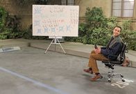 The Big Bang Theory – Gerät mit Howard wegen einem Parkplatz aneinander: Sheldon (Jim Parsons) ...
