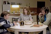Sanfter Mann sucht Frau – Annette (Alice Taglioni) und ihr Sohn Antoine (Christian Buillette) müssen sich erst an das Landleben beim gutmütigen Bauern Paul (Eric Caravaca) gewöhnen.