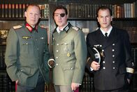 Stauffenberg – Axel Milberg (Generaloberst Fromm), Sebastian Koch (Claus Schenk Graf von Stauffenberg), Christopher Buchholz (Berthold Graf von Stauffenberg).