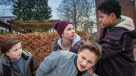 Die Pfefferkörner – Tayo (Samuel Adams, rechts) greift beim Streit zwischen Yanis, Svea und Mattis ein