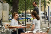 SOKO Stuttgart – Sehr zum Unmut von Ingo Turner (Tom Keune, r.), spricht Selma Kirsch (Yve Burbach, M.) mit Franka Turner (Greta Galisch de Palma, l.) über den Mord. Die Kommissarin ist sich sicher, dass Franka Turner ihr noch nicht die ganze Wahrheit gesagt hat.