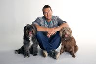 Der Hundetrainer - Lucky Dogs – (1. Staffel) - Der Hundetrainer Brandon McMillan hat es sich zur Aufgabe gemacht, schwer vermittelbare Hunde aus dem Tierheim zu holen, sie zu trainieren und für jedes Tier anschließend das passende neue Zuhause zu finden ...