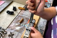 Handwerkskunst! – Aus 3.500 Einzelteilen wird bei "Weltmeister" in Klingenthal ein Akkordeon gebaut.; SWR HANDWERKSKUNST!, "Wie man ein Akkordeon baut" Uhr im SWR. Aus 3.500 Einzelteilen wird bei "Weltmeister" in Klingenthal ein Akkordeon gebaut.