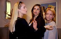 Edel & Starck – Sandra (Rebecca Immanuel, M.) versucht, den Streit zwischen den beiden Rivalinnen Tessa Heinkes (Sylvia Leifheit, l.) und Marion Fritsch (Michou Friesz, r.) zu schlichten. Bisher vergebens ...