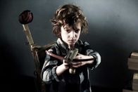 Der Babadook – Der kleine Samuel (Noah Wiseman) baut sich aufgrund seiner schlimmen Träume Waffen.