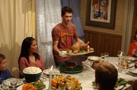 Malcolm mittendrin – Reese (Justin Berfield, M.) serviert voller Stolz sein Festmahl ...