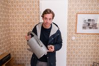 Checker Tobi extra – Checker Tobi mit einer verwanzten Gießkanne, die Stasi-Mitarbeiter nutzten.