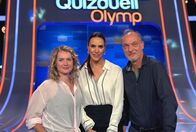 Quizduell-Olymp – Moderatorin Esther Sedlaczek (M.) mit den Kandidaten des Teams "Tatort": Cornelia Gröschel (l.) und Martin Brambach (r.)