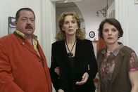 Die Rosenheim-Cops – Welche Rolle spielen Elisabeth König (Ute Cremer, M.) und Helene Zöckel (Andrea Sihler, r.) im Mordfall André Klinger? Kommissar Hofer ermittelt (Joseph Hannesschläger, l.).