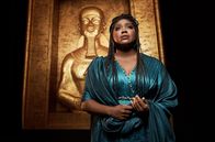 Giuseppe Verdi: Aida – Die international gefeierte Sopranistin Angel Blue gibt ihr Rollendebüt als äthiopische Prinzessin – zerrissen zwischen verbotener Liebe und Pflichtgefühl.