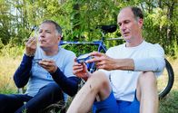 In aller Freundschaft – Achim (Holger Daemgen, re.) und Roland (Thomas Rühmann, li.) haben sich verirrt. Als der Hunger kommt, erinnert sich Roland an zwei Fischdosen in seiner Satteltasche und öffnet seine beherzt. Achim rät dringend davon ab, sie zu essen, da sie seit Monaten abgelaufen sind.