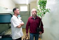 Gefangen - Der Fall K. – Sein Vertrauen in den Rechtsstaat ist erschüttert: Sebastian Kronach (Jan Josef Liefers, re.) wird nach siebeneinhalb Jahren aus der Haft entlassen.