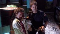 Stargate Atlantis – Ronon (Jason Momoa, li.) wurde von einem Glassplitter getroffen. Sheppard (Joe Flanigan, re.) ist besorgt um seine Freunde...