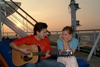 Das Traumschiff – Paul (Franz Dinda) und Lisa (Zoe Weiland) haben sich ineinander verliebt und planen einen gemeinsamen Ausflug in die Rocky Mountains.