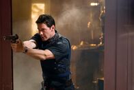 Street Kings – Detective Tom Ludlow (Keanu Reeves) vom Los Angeles Police Department geht hart und kompromisslos vor und macht sich damit auch intern nicht nur Freunde. Nach einer spektakulären Geiselnahme nimmt ihn der interne Ermittler Biggs ins Visier, der schon lange darauf gewartet hat, etwas gegen Ludlow in der Hand zu haben ...