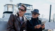 Bupkis – Pete (Pete Davidson, l.) und sein Großvater Joe (Joe Pesci, r.) sitzen am Hafen und sinnieren über ihr Leben. Joe gibt Pete gute Ratschläge, wie er sein Leben richtig angehen soll. Außerdem, wie Pete den bevorstehenden Verlust von Opa Joe besser verkraften kann.