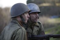 D-Day: Operation Neptune – Der Schauspieler Oliver Wheatley als Sergeant Philip Strecyzk. Die Easy Company greift ein Maschinengewehrnest am Omaha Beach an.