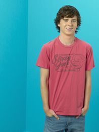 The Middle – (1. Staffel) - Bereitet seiner Mutter immer mal wieder Sorgen: Axl (Charlie McDermott), benannt nach Guns'n'Roses-Sänger Axl Rose, befindet sich in einer rebellischen Phase ...