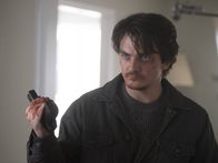 Homeland – Machen eine Entdeckung, die sie in Lebensgefahr bringt: Carrie und Quinn (Rupert Friend) ...