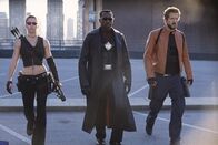 Blade: Trinity – Vereint müssen Blade (Wesley Snipes, M.), Abigail Whistler (Jessica Biel, l.) und Hannibal King (Ryan Reynolds, r.) den von der Vampirfürstin Danica Talos wieder zum Leben erweckten Ur-Vampir Dracula vernichten ...