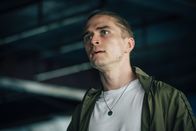 Decision Game – Nachdem Sneakerboy (Lion Russell Baumann) Elsa auf der Toilette die Augenbinde etwas hochgeschoben hatte, muss er seinen Komplizen versichern, dass Elsa ihn nicht gesehen hat.