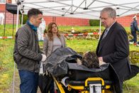 Der Staatsanwalt – Oberkommissar Max Fischer (Max Hemmersdorfer, l.), Hauptkommissarin Kerstin Klar (Fiona Coors, M.) und Oberstaatsanwalt Bernd Reuther (Rainer Hunold, r.) wurden zu einem Tatort gerufen.