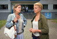 Akte Ex – ARD HEITER BIS TÖDLICH - AKTE EX II. Staffel (8 neue Folgen), Folge 15 "Kleinvieh macht auch Mist"50 Uhr im Ersten. Kristina Katzer (Isabell Gerschke, r.) trifft sich mit Marianne Reitz (Astrid Leberti, l.), die mit dem ermordeten Wiesner eine Affäre hatte und eiskalt abserviert wurde.