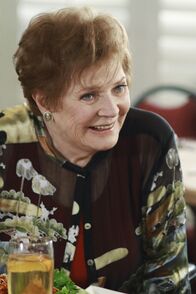 Desperate Housewives – Während Keiths Ex-Freundin Amber auf der Bildfläche erscheint und eine große Überraschung bereithält, erfährt Lynette, dass ihre Mutter Stella (Polly Bergen) wieder heiraten möchte ...
