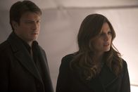 Castle – In einem Lagerraum finden Richard Castle (Nathan Fillion, l.) und Kate Beckett (Stana Katic, r.) Hinweise auf die Existenz einer Atombombe. Nachdem sie dort erhöhter Strahlung ausgesetzt waren, bringt man die beiden in einen Schutzraum ...
