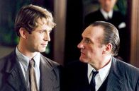 Bon Voyage – Der Innenminister Jean-Étienne Beaufort (Gérard Depardieu, re.) und der Schriftsteller Frédéric Auger (Grégori Derangère, li.) unterhalten sich.