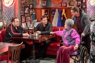 Kevin Can Wait – (v.li.) Kevin James (Kevin Gable), Harry Connick, Jr. (Harry Connick Jr.), Lenny Venito (Duffy).