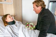 Der Alte – Caspar Bergmann (Thomas Heinze) ist unendlich erleichtert, seine Tochter (Lena Meckel) zwar verletzt, aber lebendig zu sehen.